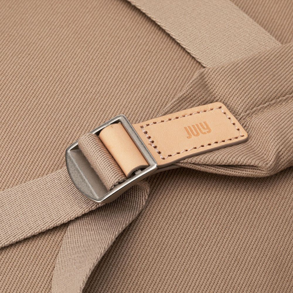 Daybreak_2_0_9_Backpack_Taupe_detail_buckle_d8d61cb7d1.jpg