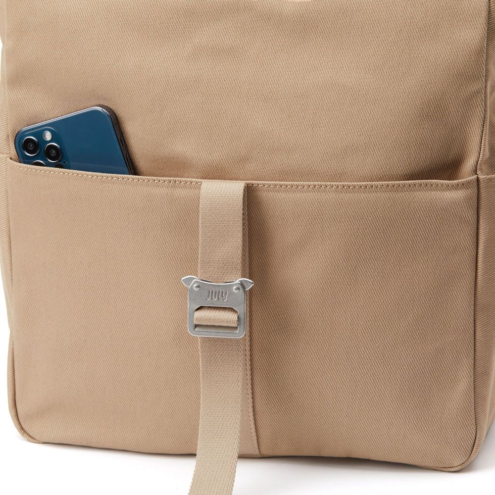 Daybreak_2_0_8_Backpack_Taupe_detail_pocket_011c521272.jpg